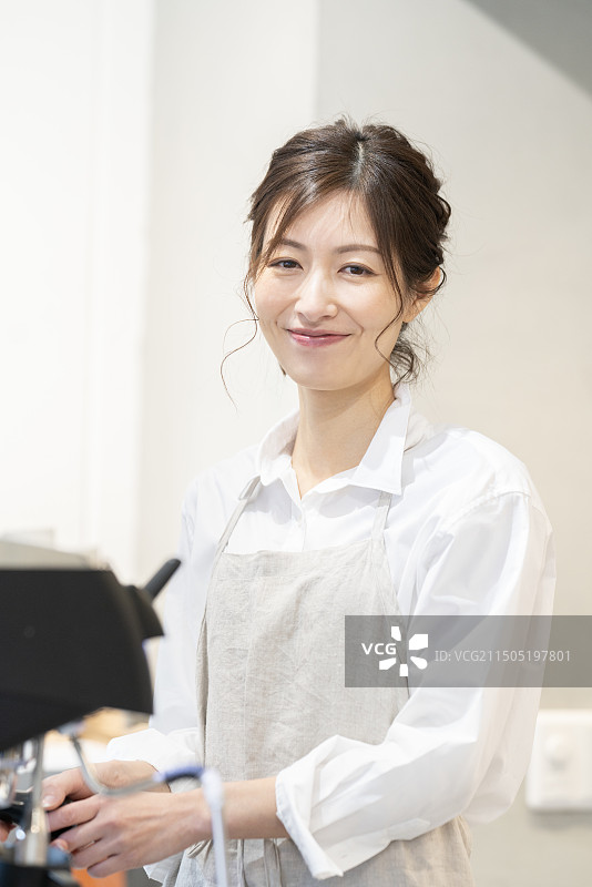 在咖啡馆工作的围裙女性图片素材