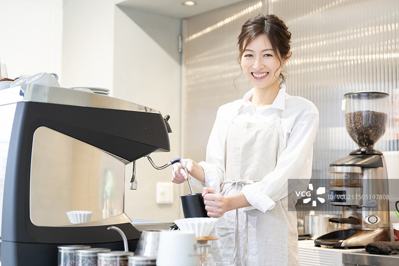 在咖啡馆工作的围裙女性图片素材