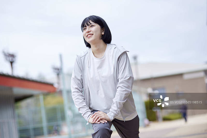 正在做运动的日本年轻女子图片素材