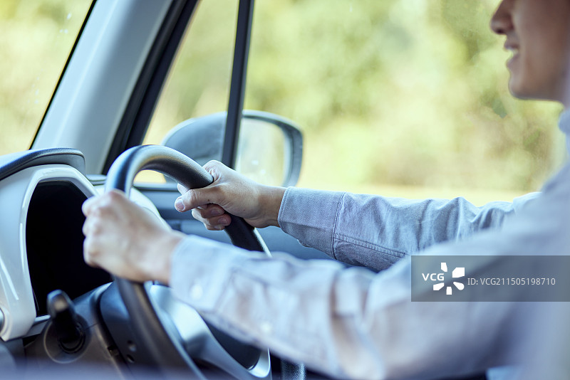 驾驶汽车的日本年轻男子图片素材
