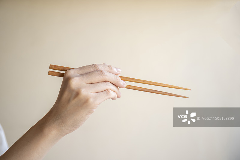 年轻女子手持筷子特写图片素材