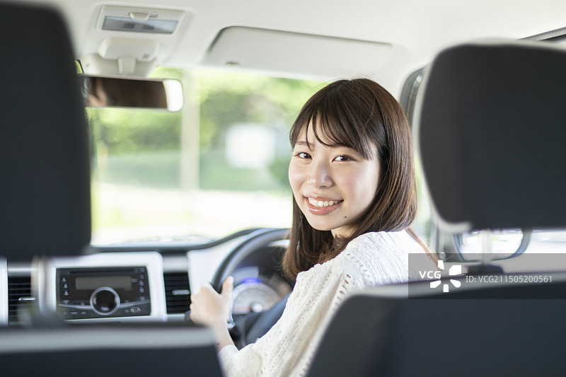 坐在车里的日本年轻女性图片素材