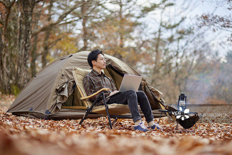 享受独自露营的年轻日本男子图片素材