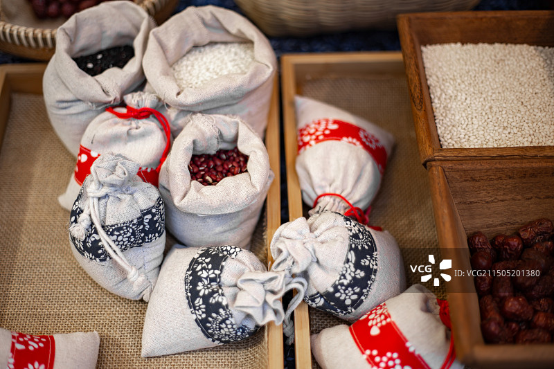 麻袋里丰富的各类五谷杂粮图片素材