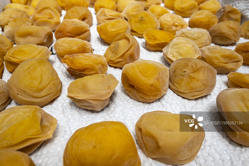 阳光下晾晒的干李子图片素材