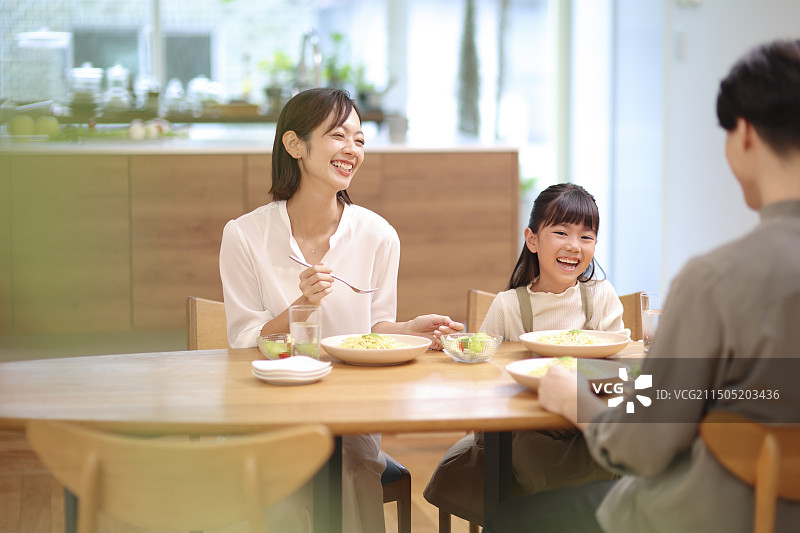 幸福的三口之家正在用餐图片素材