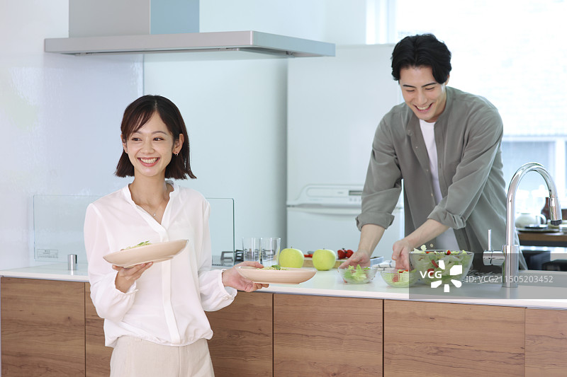 30多岁的夫妇准备饭菜图片素材