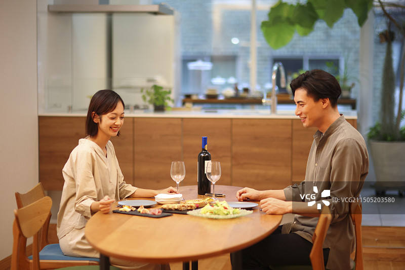 30多岁的夫妇在餐桌旁用餐图片素材