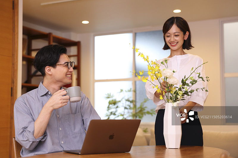 享受插花的夫妇图片素材