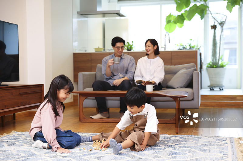 一家四口在沙发上幸福地生活图片素材