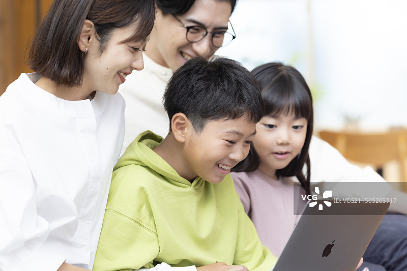 四口之家看笔记本电脑图片素材