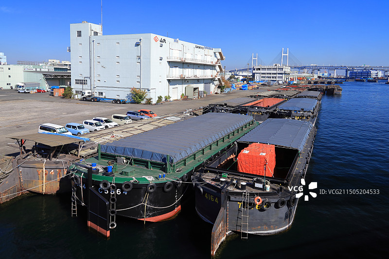 停泊在运河上的工作船只图片素材