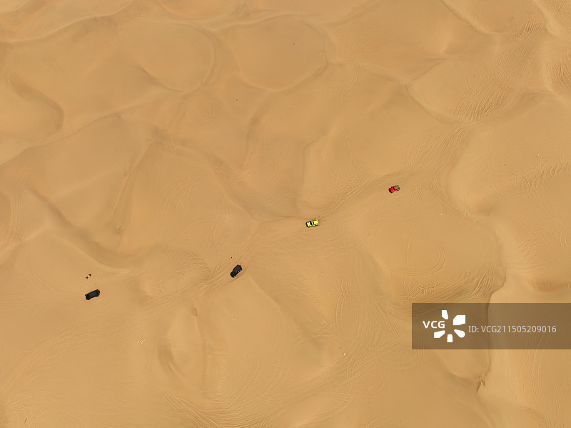 沙漠中飞驰的越野图片素材