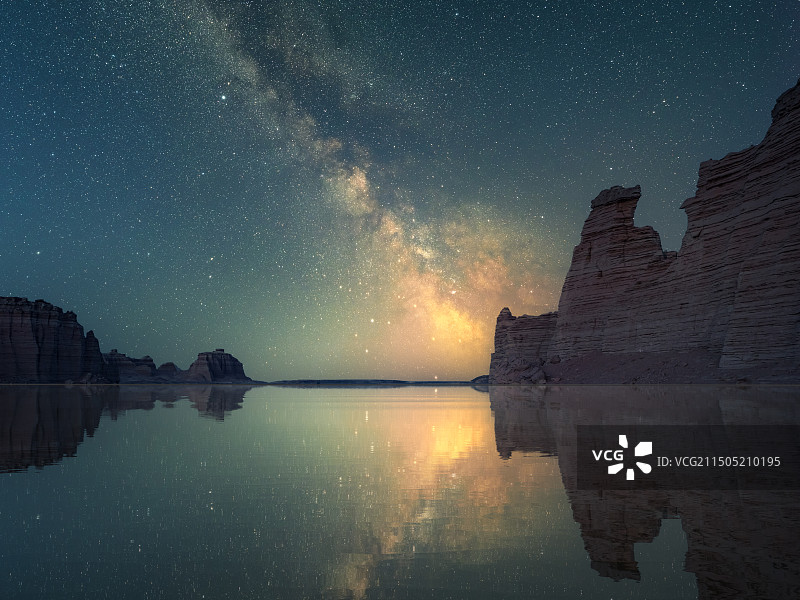 星空下的大海道戈壁无人区，星空下的雅丹图片素材