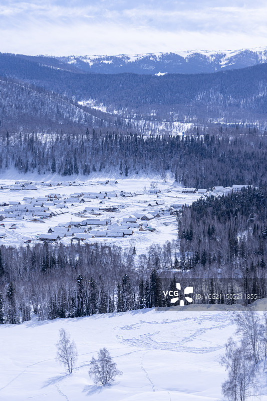 冬季的中国新疆伊犁阿勒泰布尔津喀纳斯景区禾木村雪景，禾木桥、禾木援疆桥、禾木美丽峰、喀纳斯景区、洪巴图片素材