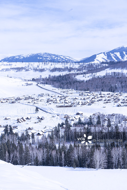 冬季的中国新疆伊犁阿勒泰布尔津喀纳斯景区禾木村雪景，禾木桥、禾木援疆桥、禾木美丽峰、喀纳斯景区、洪巴图片素材