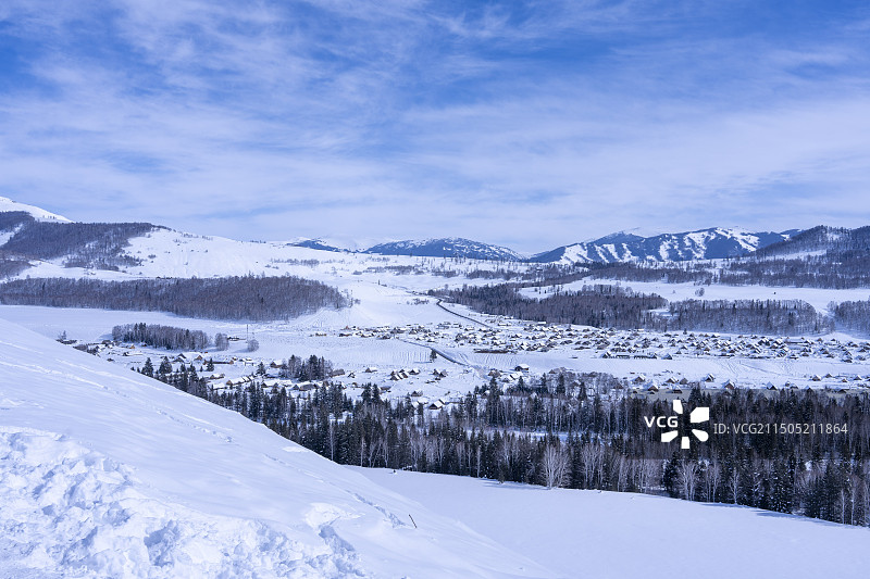 冬季的中国新疆伊犁阿勒泰布尔津喀纳斯景区禾木村雪景，禾木桥、禾木援疆桥、禾木美丽峰、喀纳斯景区、洪巴图片素材
