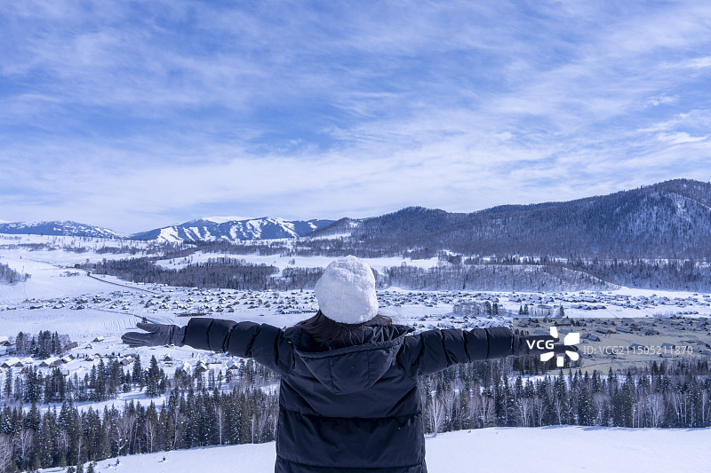 冬季的中国新疆伊犁阿勒泰布尔津喀纳斯景区禾木村雪景，禾木桥、禾木援疆桥、禾木美丽峰、喀纳斯景区、洪巴图片素材