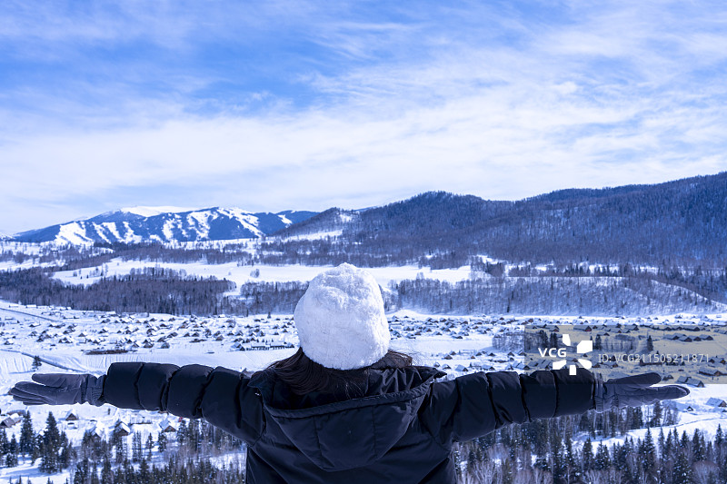冬季的中国新疆伊犁阿勒泰布尔津喀纳斯景区禾木村雪景，禾木桥、禾木援疆桥、禾木美丽峰、喀纳斯景区、洪巴图片素材