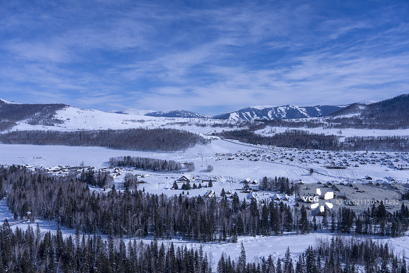 冬季的中国新疆伊犁阿勒泰布尔津喀纳斯景区禾木村雪景，禾木桥、禾木援疆桥、禾木美丽峰、喀纳斯景区、洪巴图片素材