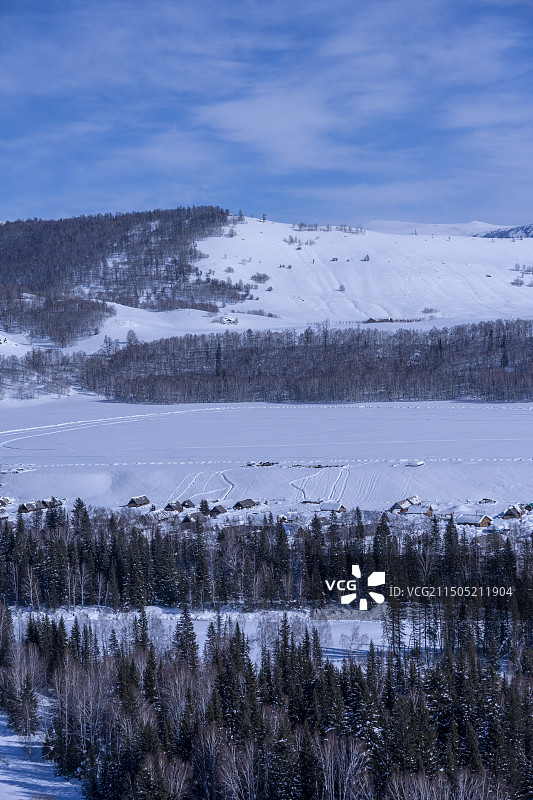 冬季的中国新疆伊犁阿勒泰布尔津喀纳斯景区禾木村雪景，禾木桥、禾木援疆桥、禾木美丽峰、喀纳斯景区、洪巴图片素材