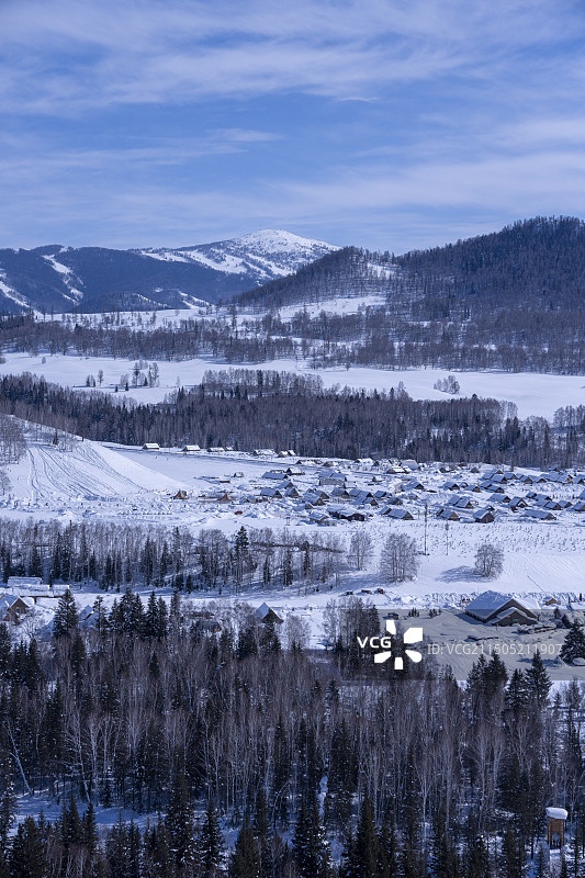 冬季的中国新疆伊犁阿勒泰布尔津喀纳斯景区禾木村雪景，禾木桥、禾木援疆桥、禾木美丽峰、喀纳斯景区、洪巴图片素材