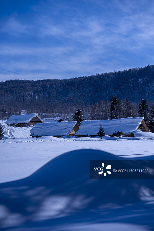 冬季的中国新疆伊犁阿勒泰布尔津喀纳斯景区禾木村雪景，禾木桥、禾木援疆桥、禾木美丽峰、喀纳斯景区、洪巴图片素材