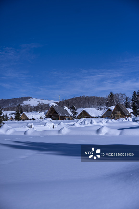 冬季的中国新疆伊犁阿勒泰布尔津喀纳斯景区禾木村雪景，禾木桥、禾木援疆桥、禾木美丽峰、喀纳斯景区、洪巴图片素材