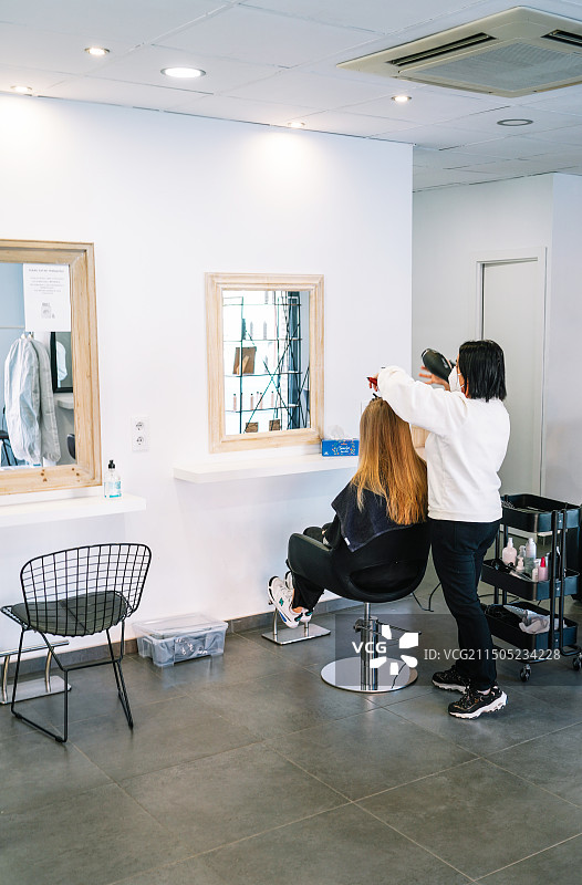 COVID-19期间在西班牙的理发店里的白人女子图片素材