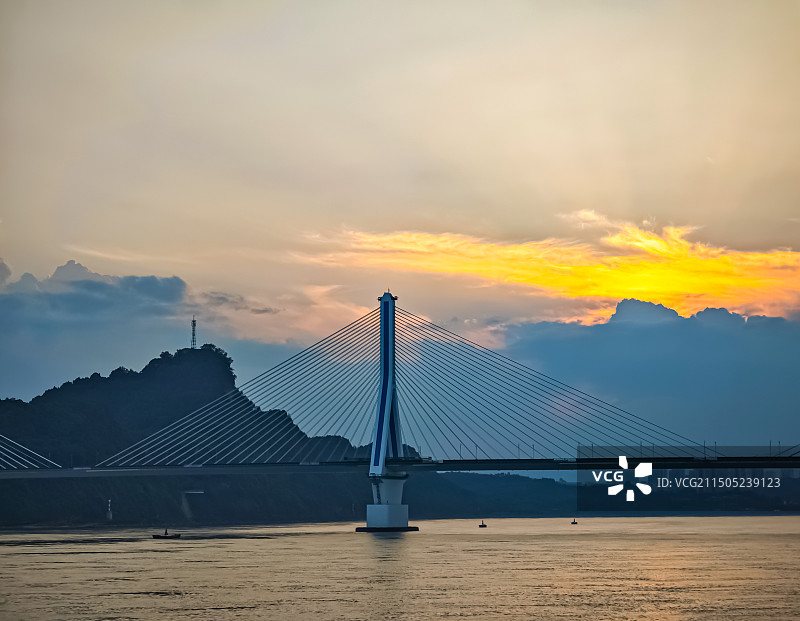 夕阳下的湖北宜昌夷陵长江大桥图片素材