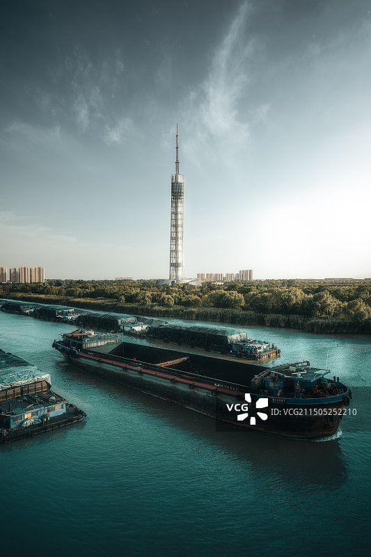 江苏淮安电视塔和京杭大运河同框图片素材