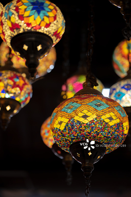 夜间悬挂的灯罩特写镜头图片素材