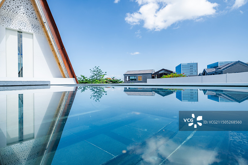 白色的现代简约教堂建筑图片素材