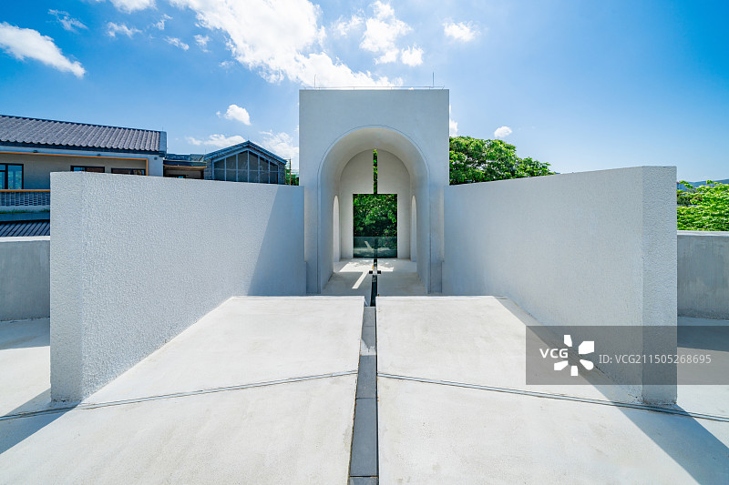 白色的现代简约教堂建筑图片素材