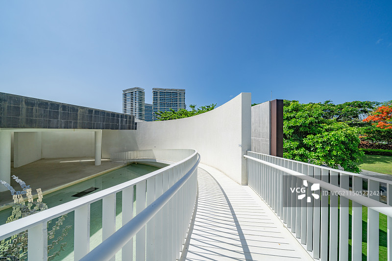 白色的现代简约教堂建筑图片素材