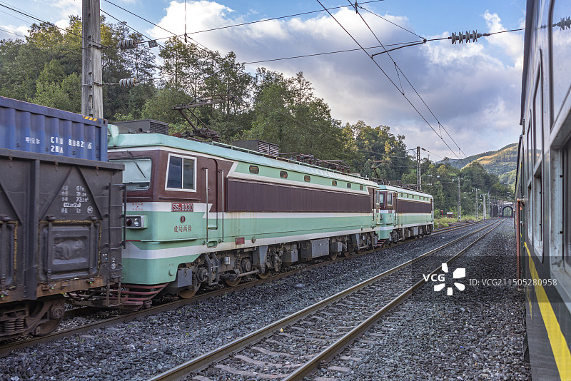 成都铁路局凉山慢火车5633次在乐武站交汇上行双机SS3货车图片素材