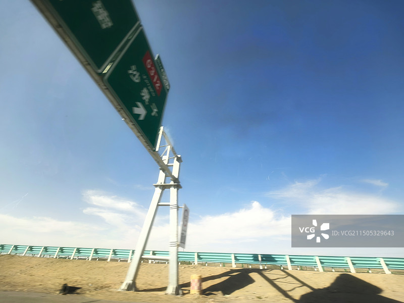 穿越沙洲的高速公路上图片素材