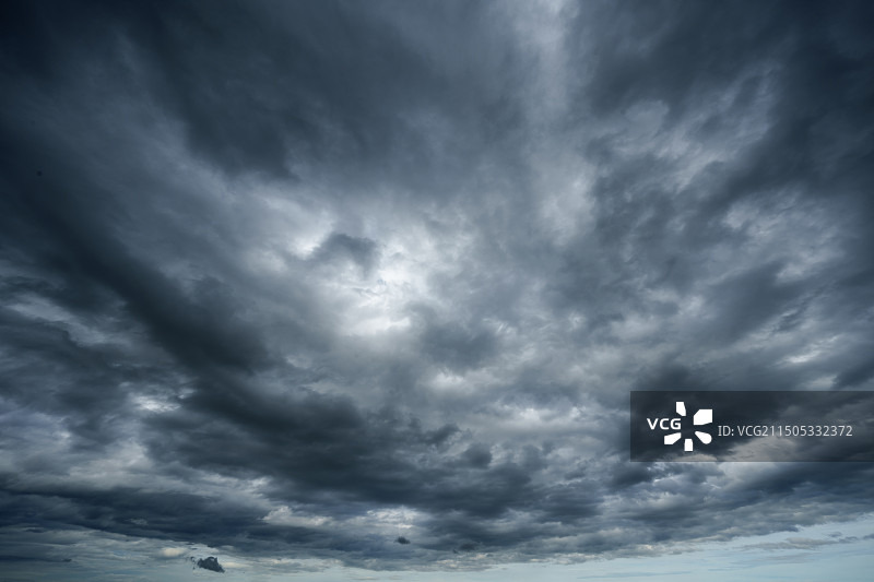 乌云笼罩着天空 暴雨将至图片素材