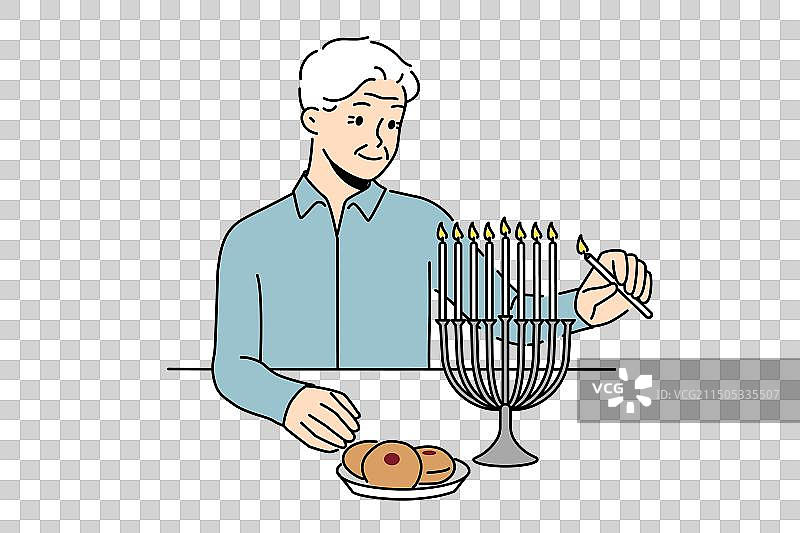 老人在烛台上点燃蜡烛图片素材