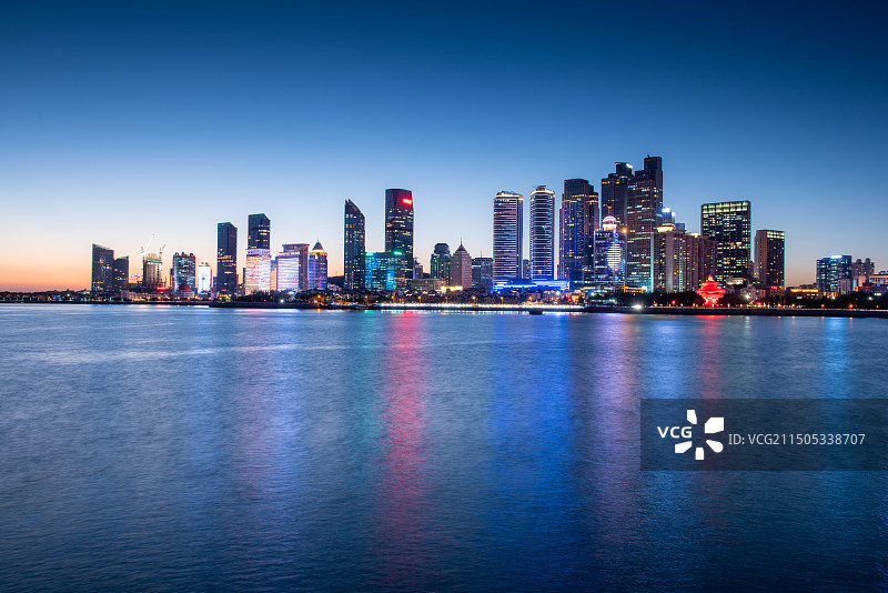 中国山东省青岛市市南区城市夜景 浮山湾夜景 市中心图片素材