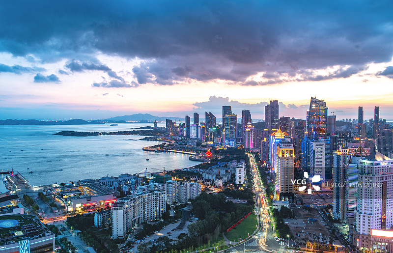 中国山东省青岛市 市区 市中心 城市夜景图片素材