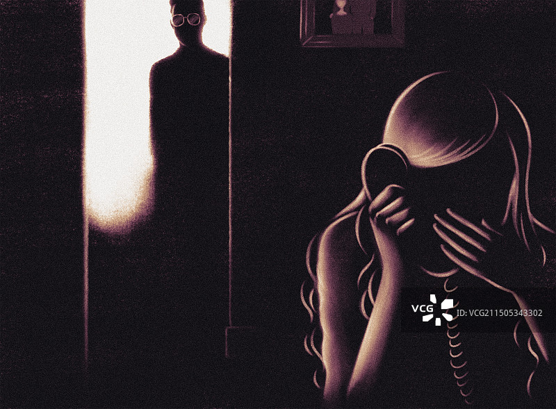 女人在男人监视下偷偷打电话图片素材