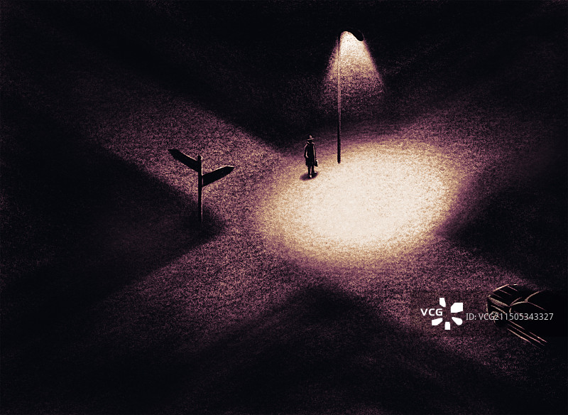 一个男人站在夜晚十字路口的路灯下图片素材