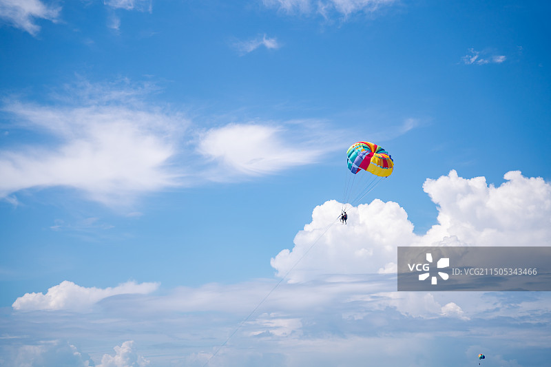 人在空中滑翔伞的低角度视图图片素材
