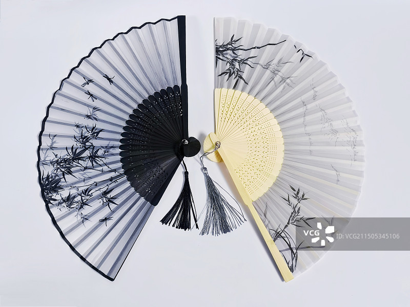 白色背景下扇子的特写镜头图片素材