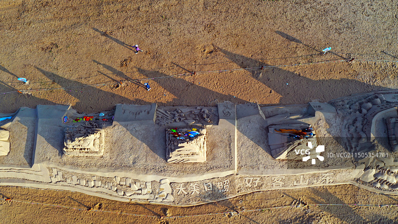 狮子王唐老鸭索菲亚公主在沙滩上成主角图片素材