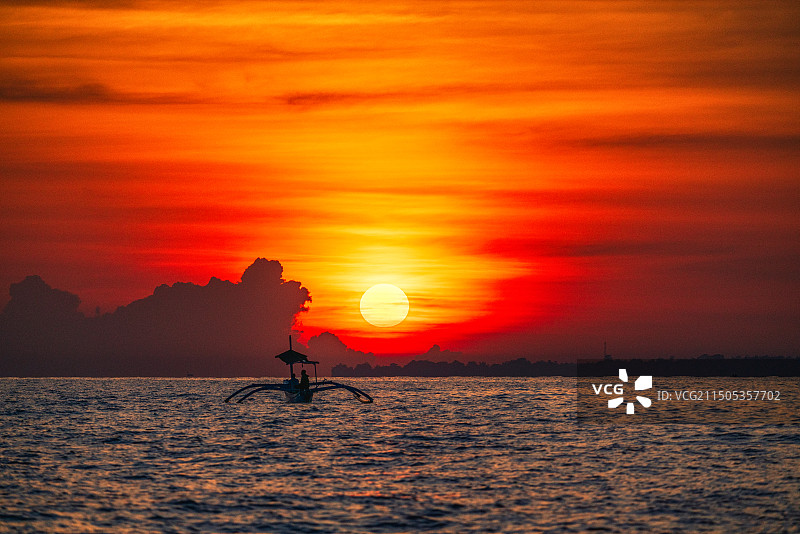 印尼巴厘岛布莱伦Lovina海滩Jukung船图片素材