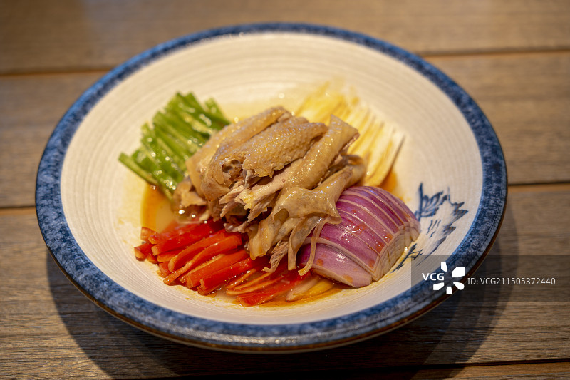 一份新疆菜美味，新疆椒麻鸡，盘子里有鸡肉、青椒、红椒、皮牙子图片素材