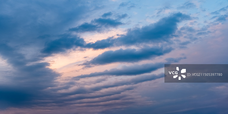 地震云日落时多云天空的低角度视图图片素材