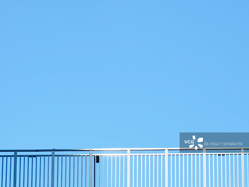 蓝天下的银色栏杆图片素材